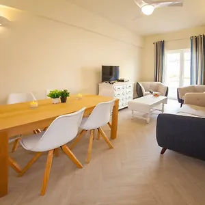 De 100 M2 Com 3 Lagos